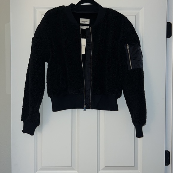 Abercrombie Women’s Sherpa Bomber - NWT (sold out online) - Picture 2 of 8